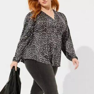 Torrid Women's Size 1X Peplum Satin Button Front Gray Animal Print Top